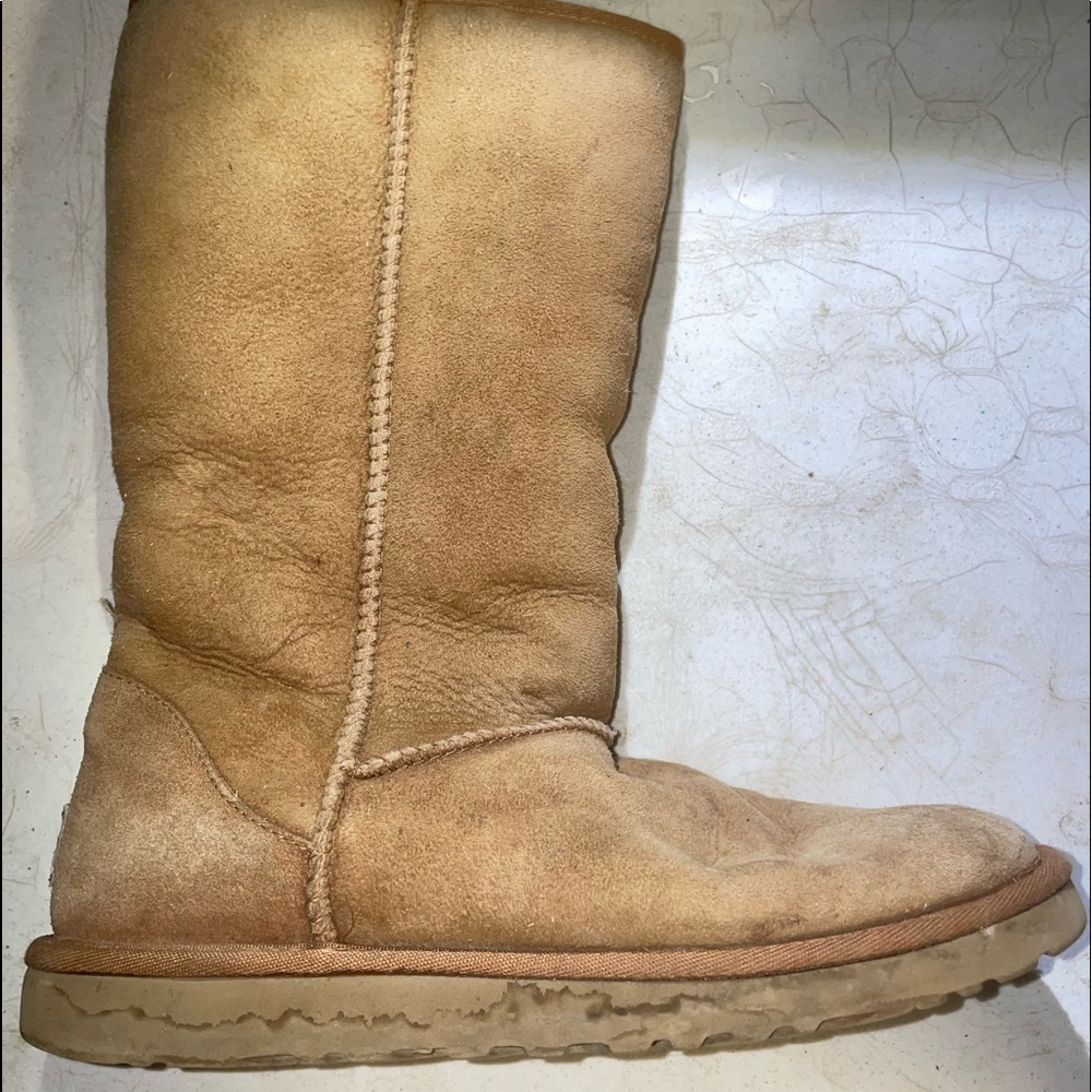 UGG - Picture 2 of 5